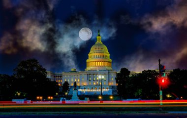 Birleşik Devletler Kongre Binası 'nın kubbesi Washington DC' deki karanlık gökyüzünde ay ışığında parladı.