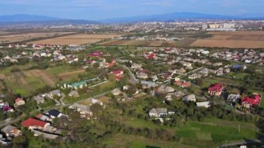 Kırsal köyün tepesinden güzel bir hava manzarası. Evleri, sokakları, tarlaları, çayırları var.