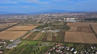 Tarlaları olan Avrupa 'nın güzel köyünün havadan görünüşü