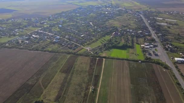 Belle vue aérienne panoramique avec des champs de vue en hauteur du village — Video