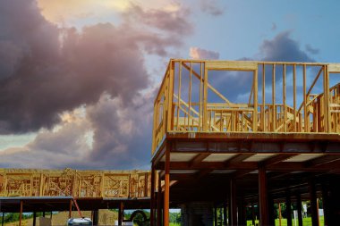 İnşaat halindeki yeni evdeki kirişlerin çerçevelenmesi