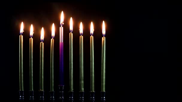 Єврейське свято вогняних свят символ Chanukkah menorah in hanukkiah на свічках — стокове відео