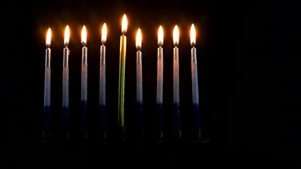 Hanuka menorası yanan mumlarla Yahudi bayramının geleneksel sembolüdür. — Stok video