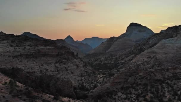 Nascer do sol sobre a paisagem montanhosa no Parque Nacional de Zion, Utah Southwest US — Vídeo de Stock