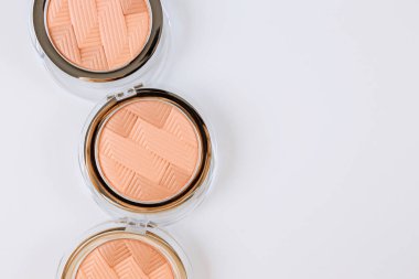 İzole edilmiş beyaz arka planda göz makyajı için profesyonel makyaj paleti dekoratifi