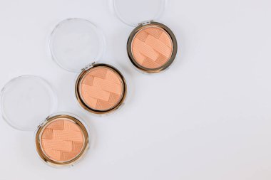 İzole edilmiş beyaz arkaplanda göz çizgilerinde çok renkli göz farı vardı.