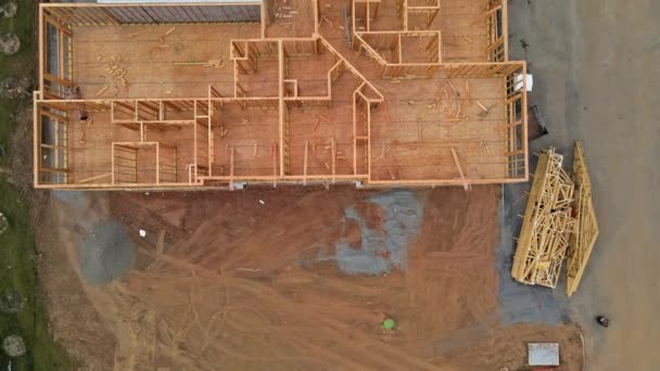 Nové obytné domy na tyči postavené konstrukce rámování s dřevěnou tyčí a nosníkem — Stock video
