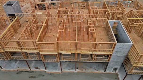 Bytový stavební dům rámování vnější rámování dřeva na tyči vestavěný trám — Stock video