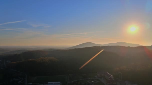Krajobraz ze światłem słonecznym świecącym pięknym dramatycznym zachodem słońca w górach — Wideo stockowe