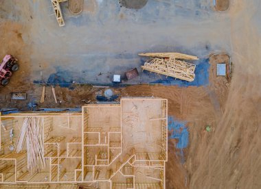 Yeni ev ahşap iskeletiyle döşenmiş bir çerçevenin içindeki inşaat evi.