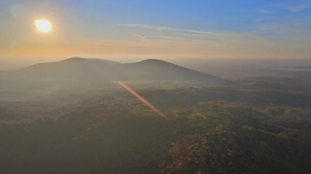 Dramatische majestueuze zonsondergang in het berglandschap met zonnige balken — Stockvideo