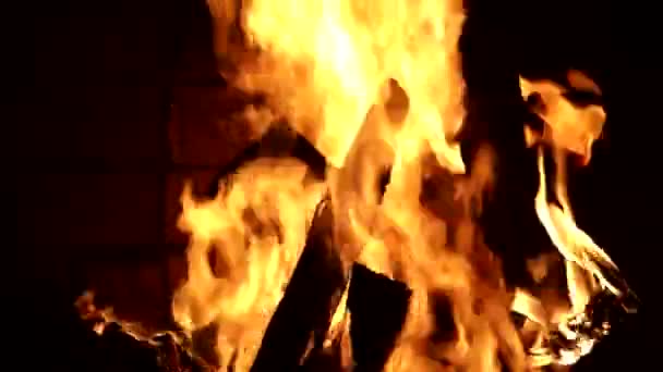 La quema de madera dentro de la chimenea horno tradicional de madera — Vídeo de stock