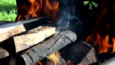 Izgara ateşinde yanan odun ateşinin yaktığı odun.