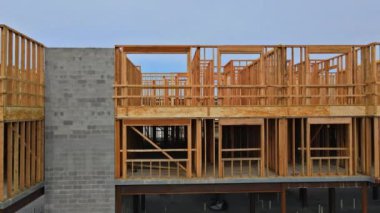 İnşaat evinin yeni inşaatı zemini çerçeveledi