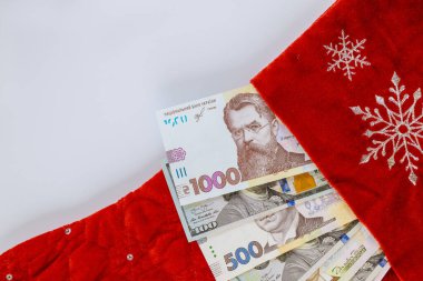 100 Amerikan Doları ve Ukrayna Hryvnia 'sı Noel hediyeleri için kırmızı çoraplar.