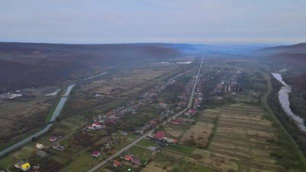 Karpaty 'nin kırsal kesimindeki dağ yüksek irtifa manzaralı banliyö köyü üzerindeki havadan alçak görüntü — Stok video