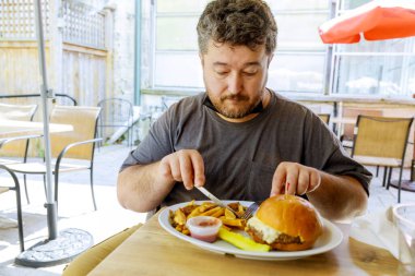 Yeni normal gerçeklik, sokak kafesinde, fast food restoranında, açık hava yemeklerinde güvende olmak.
