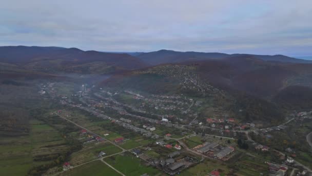 Vista aérea de la cima vista aérea de gran altitud vista aérea de arriba hacia abajo sobre el campo de Karpaty sobre el pueblo de área de suburbio cerca de la montaña — Vídeo de stock