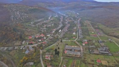 Küçük köylü hava manzarası Karpatlar 'ın tarlalarını gösteriyor.