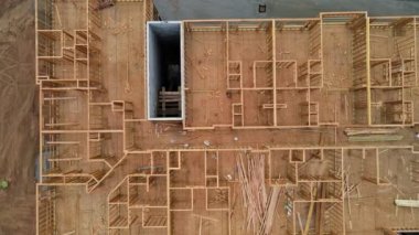 İnşaat kirişleri olan ev ahşap çerçeveli.