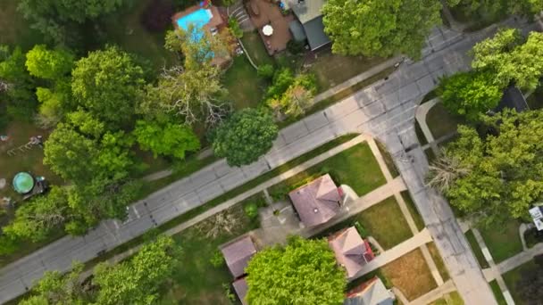 Techos aéreos de las casas en el paisaje urbano de una pequeña área para dormir Cleveland Ohio US — Vídeo de stock