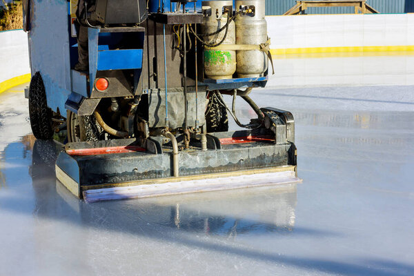 Cleaning of ice polishing on the rink by machine