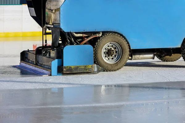 Poliertes Eis Wartungsmaschine Eisaufbereitung Auf Der Eisbahn Zwischen Den Sitzungen — Stockfoto