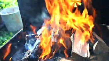 BBQ ızgarası, yanan odun külleriyle şenlik ateşi.