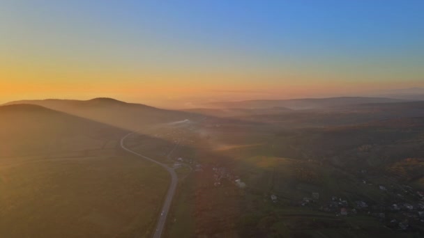 Naturalny krajobraz górski dolina podczas wschodu słońca — Wideo stockowe