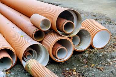 Şehrin su sisteminin yeniden inşasına ilişkin inşaat sahasında sıra sıra dizilmiş plastik PVC borular