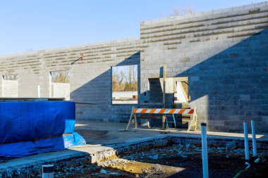 İnşaat alanında beton duvar yapımında kullanılan beton bloklar