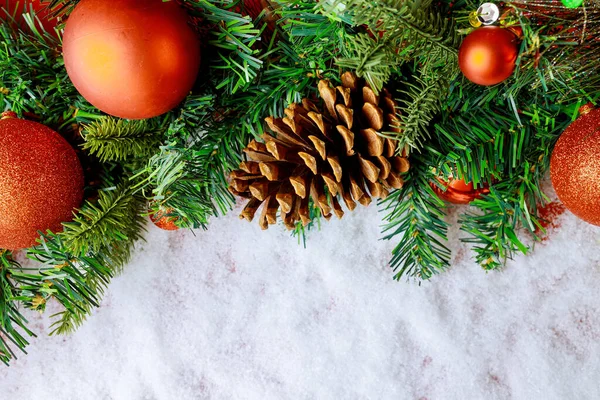 Neujahr Weihnachtsdekoration Kugel Schneeflocken Auf Zweig Mit Tannenzapfen Schnee Winter — Stockfoto