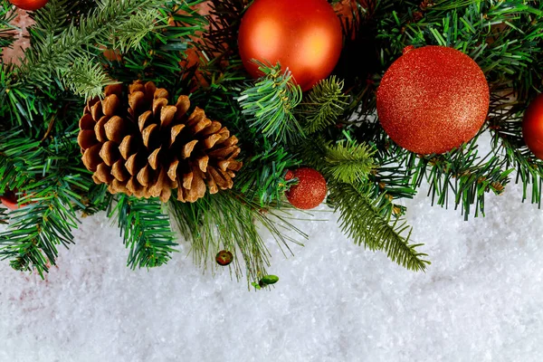 Veselé Vánoce Dekorativní Míč Sněhu Větví Borovice Kužel Vánoční Čas — Stock fotografie