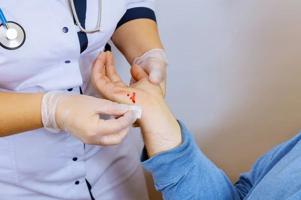 Visiting Doctor Wipes Blood Injured Hand Pacient — Stock Photo, Image