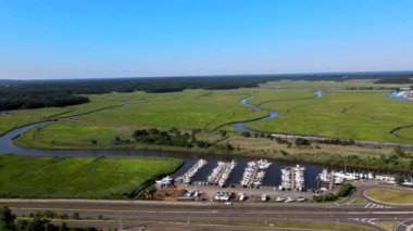 Panoramik yüksek açılı drone manzaralı sahil tekneleri rıhtımlarındaki güzel marina.