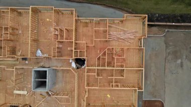 Ahşap kirişler bina içi inşaat için çerçevelenmiş.