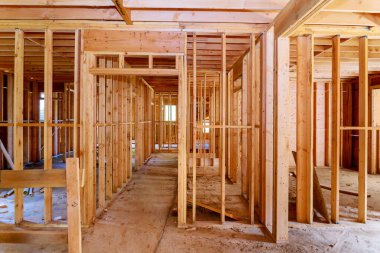 Yarım kalmış ahşap bina ya da inşaat halindeki bir ev çerçeveleniyor.