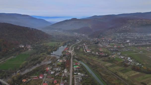 Piękny poranek przez mgłę las góra jesień dolina wieś krajobraz Karpaty Ukraina — Wideo stockowe