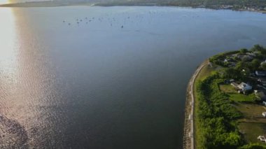 Küçük bir sahil kasabası. Tepeden denize kadar manzaralı. Yat tekneleriyle yaz günü su üstünde.
