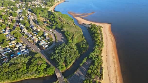 Luchtfoto van prachtig stedelijk landschap klein kustplaatsje oceaanlandschap op water in de zomerdag — Stockvideo