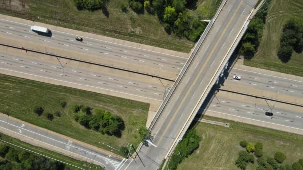 Flygfoto motorväg utbyte flera vägar utbyten Cleveland Ohio — Stockvideo