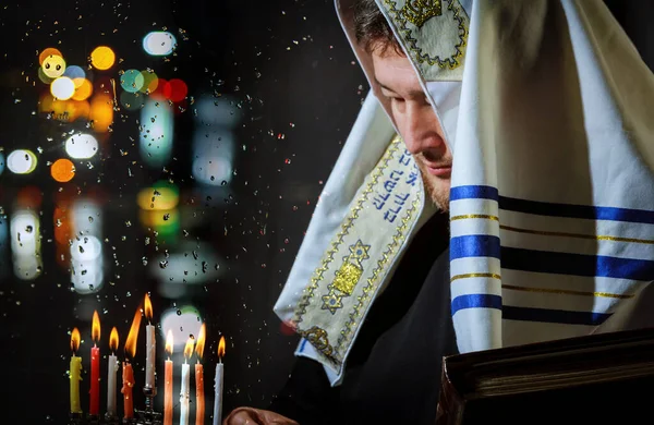 Символ Еврейского Праздника Религии Огней Человека Зажигая Свечи Меноре Хануку — стоковое фото