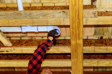 Plastik drenaj borularının tesisatçısı, yeni banyoyu kapatın.