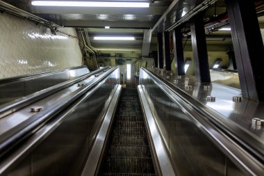 New York metrosundaki insanlar için mekanik yürüyen merdivenler.