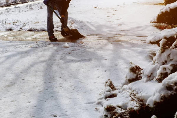 吹雪の庭の後のシャベルで雪の冬を掃除するサービス — ストック写真