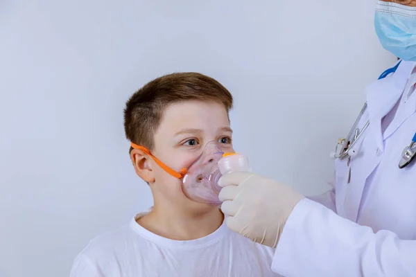 Доктор Допомагає Дитині Пацієнту Вдиханні Через Кисневу Маску — стокове фото