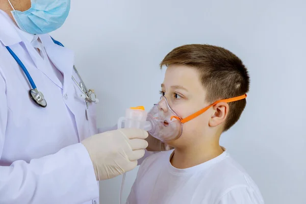 Лікар Лікарня Допомагає Дитині Дихати Кисневою Маскою — стокове фото