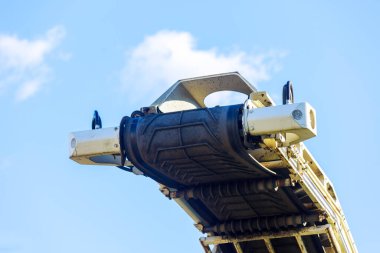 Endüstriyel iş makinesi asansörü taş taşımacılığı ezdi