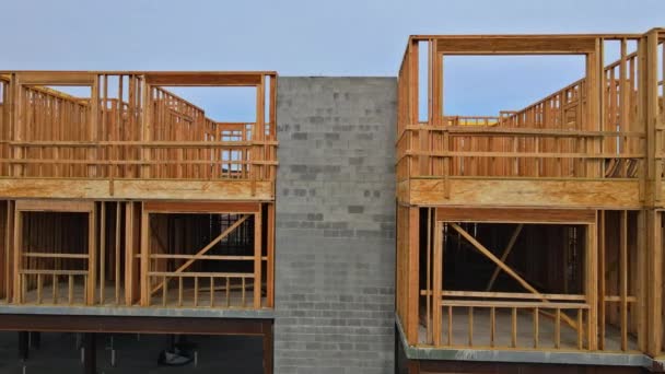 Buscando vigas de nueva construcción bajo un edificio residencial — Vídeos de Stock