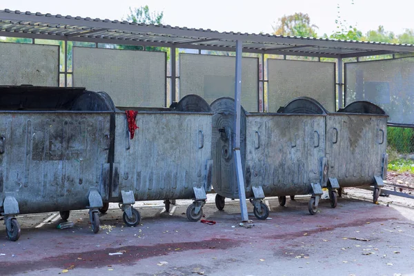 Kommunale Abfallbeseitigung Umweltfreundliche Müllcontainer Der Nähe Von Mehrfamilienhäusern Kreis Mülltonnen — Stockfoto
